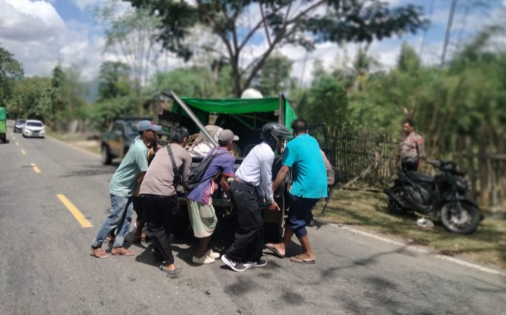 Mobil Pick Up oleng Tabrak Pengendara Sepeda Motor Hingga Patah Tulang di Desa Monggo