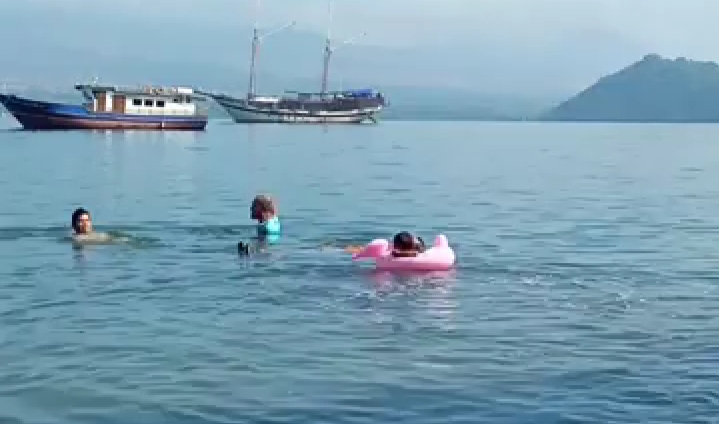 Lawata Normal Kembali, Kadis Pariwisata Kota Bima Orang Pertama Mandi Laut