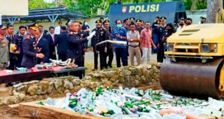HUT Bhayangkara Ke-76, Ribuan Botol Miras di Musnahkan Polres Bima