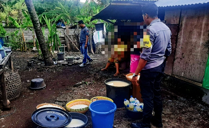 Polisi Bongkar Penyimpanan Miras Oplosan di Manggelewa Dompu