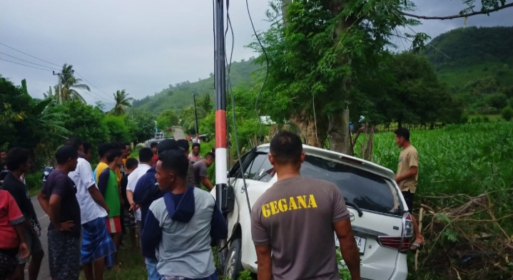 Diduga Mabuk, Pengendara Mobil Tabrak Motor dan Tiang Telkom di Wilamaci