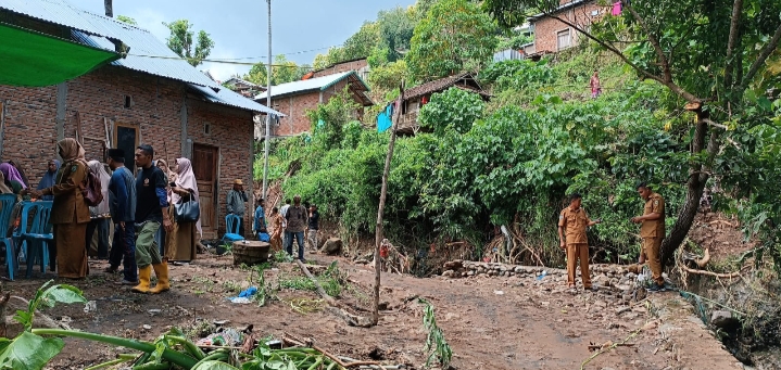 Wabup Dahlan Tinjau Korban Banjir Wawo dan Berikan Bantuan