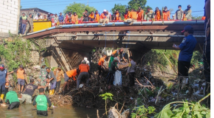 Pemkot Bima, TNI-Polri Bersihkan Sisa Material Pasca Banjir di Jembatan Ranggo