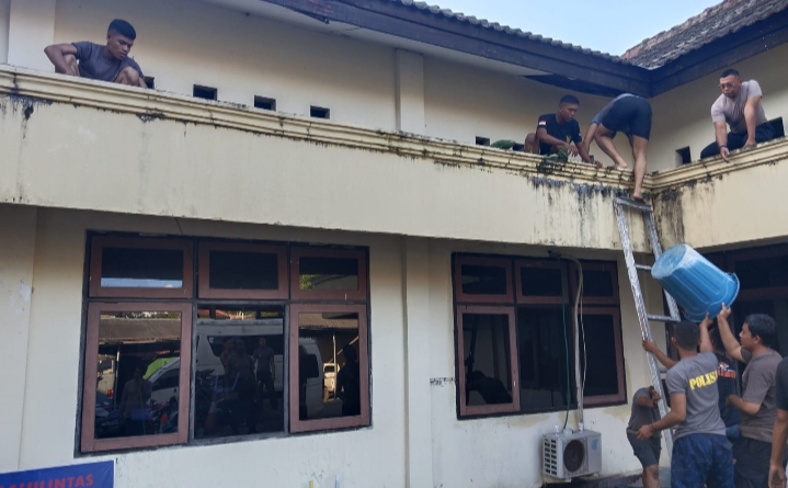 Jaga Kebersihan, Kapolres AKBP Hariyanto Pimpin Korve Bersihkan Atap dan Halaman Mako