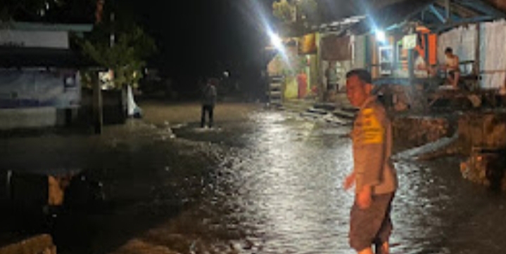 Polsek Madapangga Gelar Patroli dan Bantu Warga Terdampak Banjir